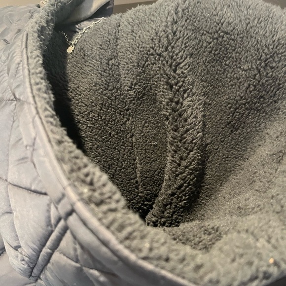 XS Lucky Brand quiltsed coat with fleece lined hood.  Warm and high quality - Picture 9 of 9